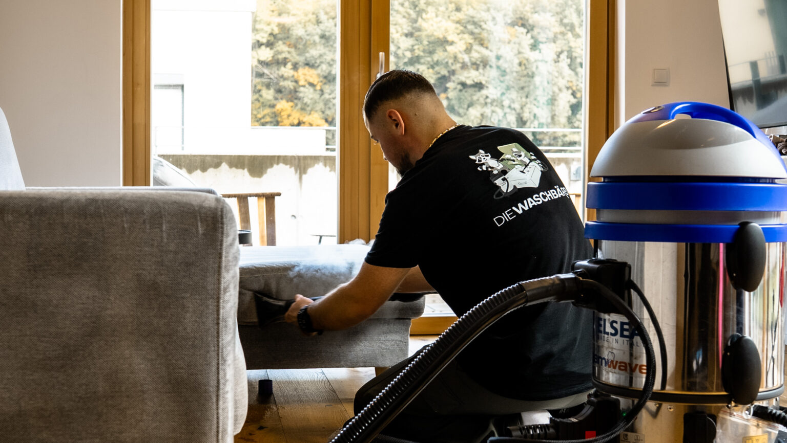 Professionelle Polsterreinigung eines Sofas in Wien