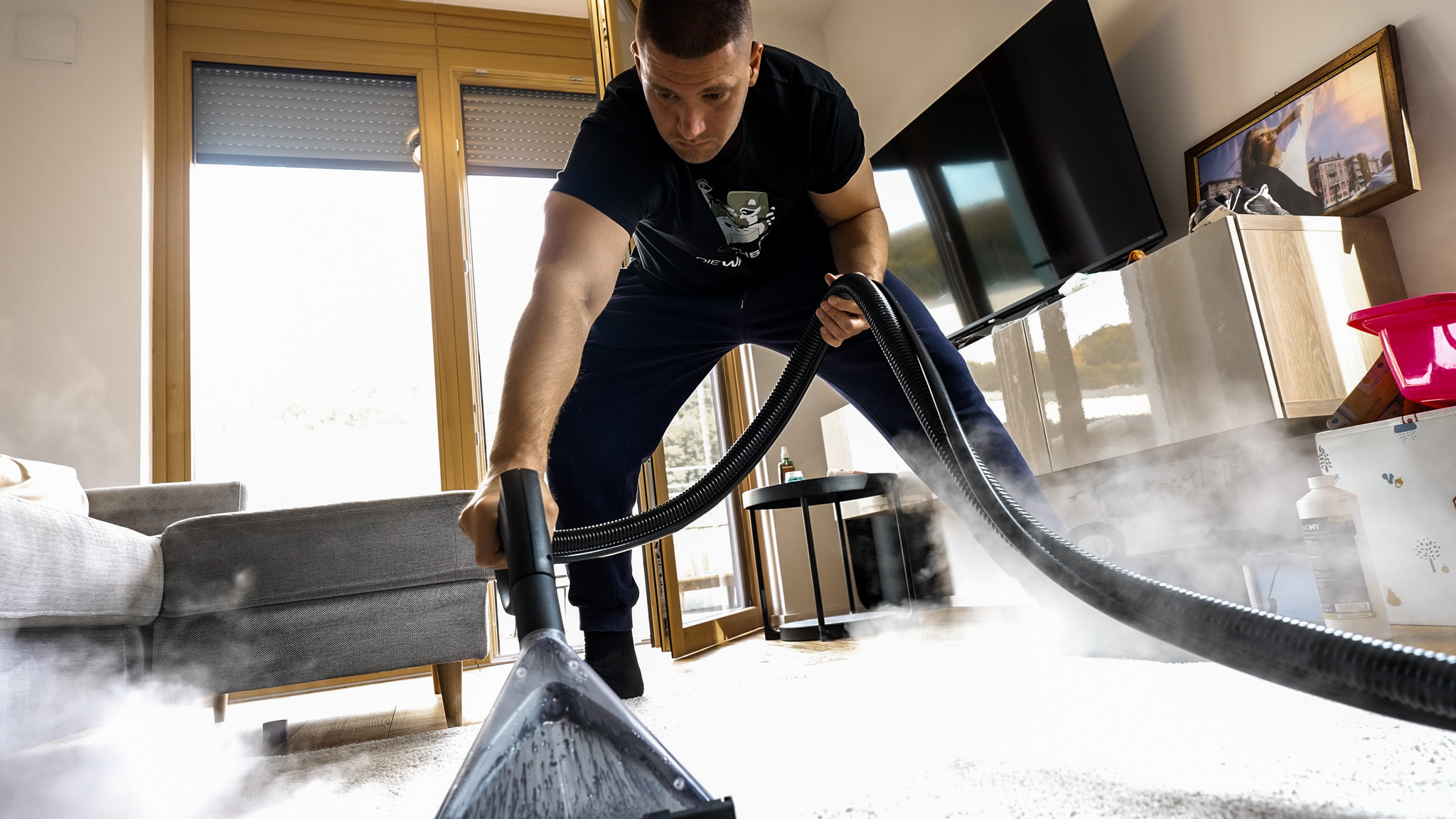 Waschbären Team mit professioneller Ausrüstung bei der Teppichreinigung
