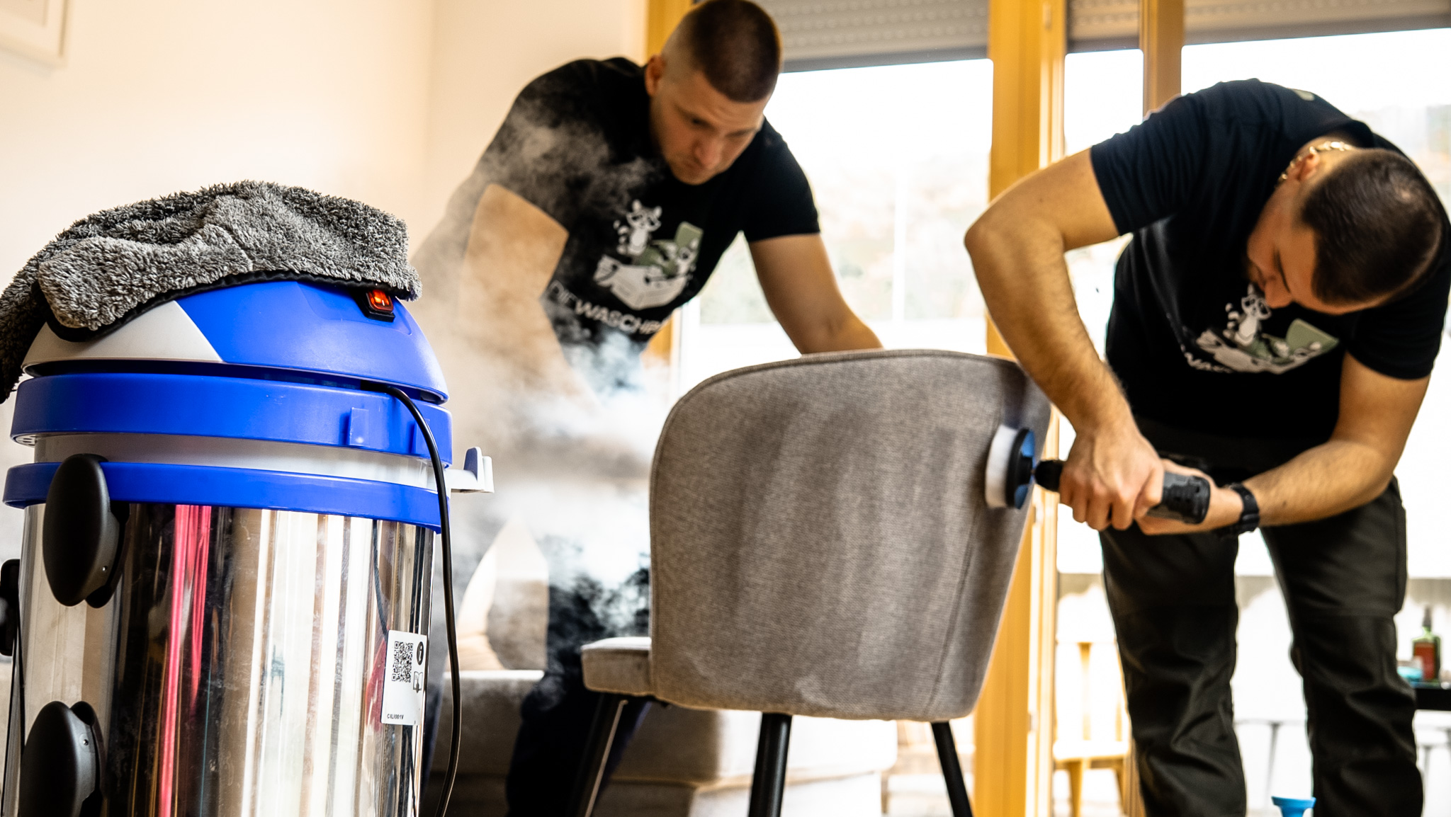 Waschbären Team bei der Reinigung einer gepolsterten Stuhllehne